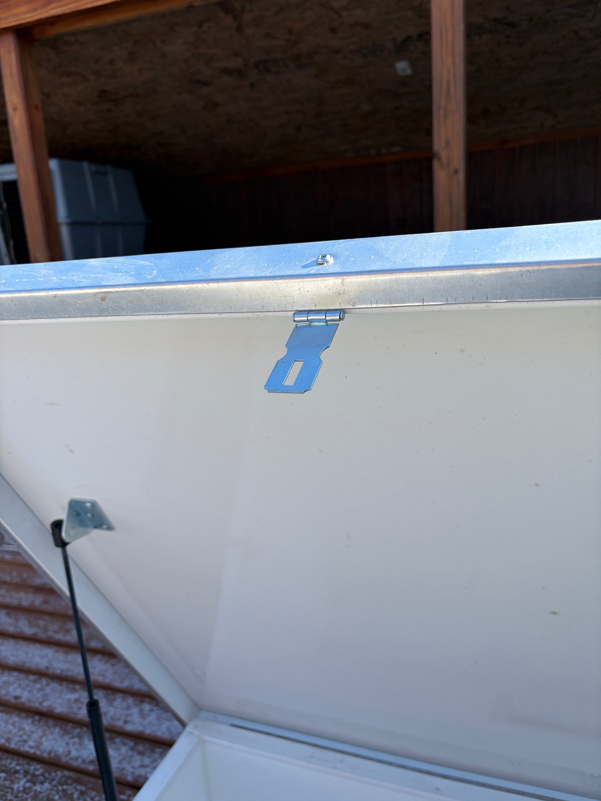 lid open on insulated dog house